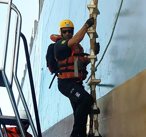 Prático subindo escada de navio